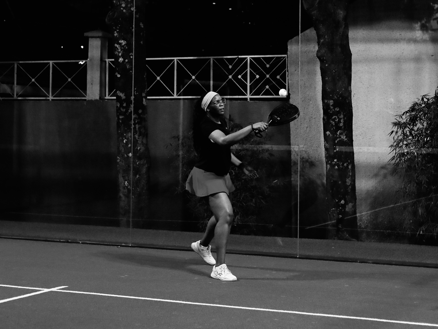 Tonia tracking a ball during a padel point at a tournament.